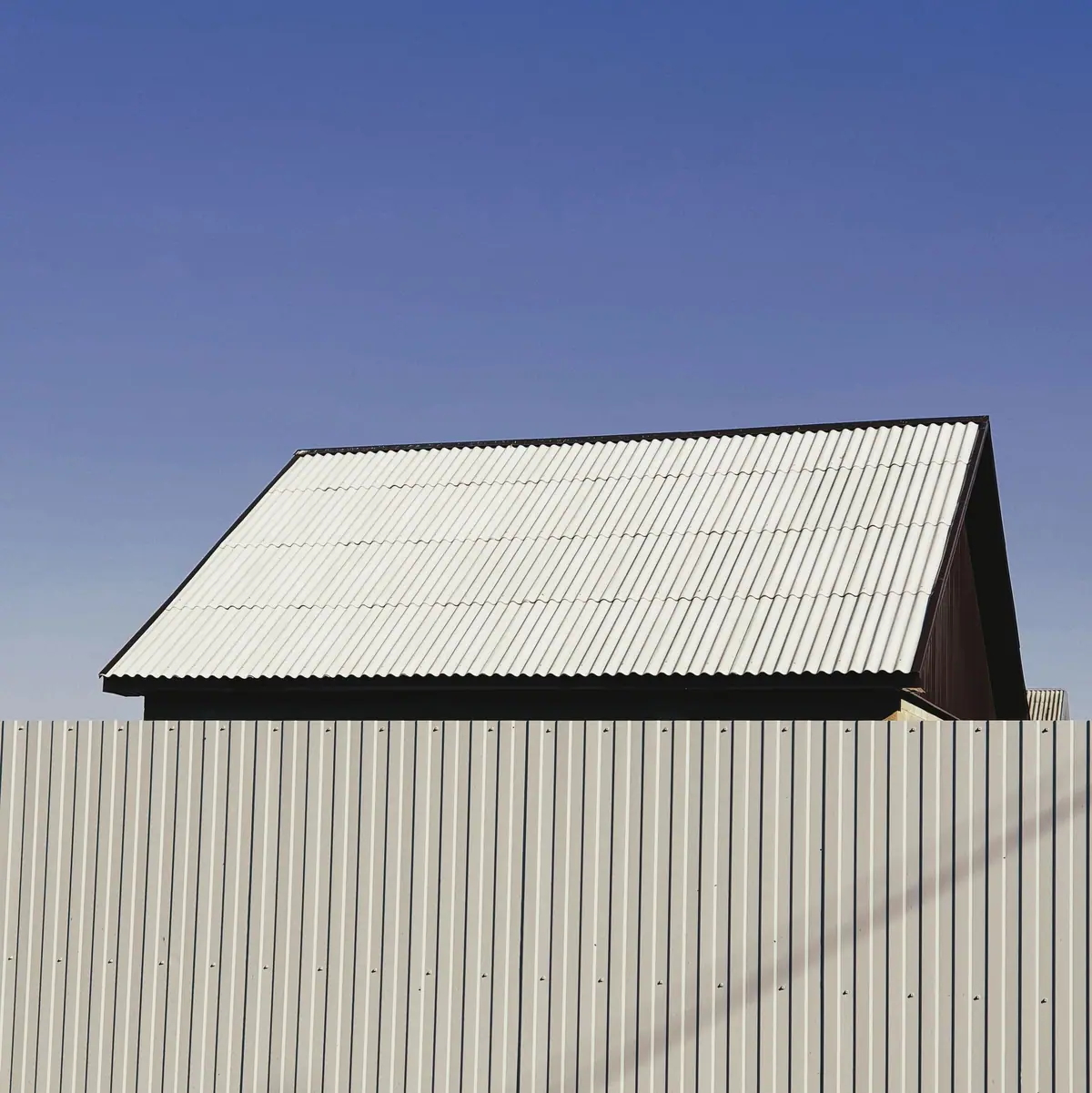 A light metal roof over a corrugated wall